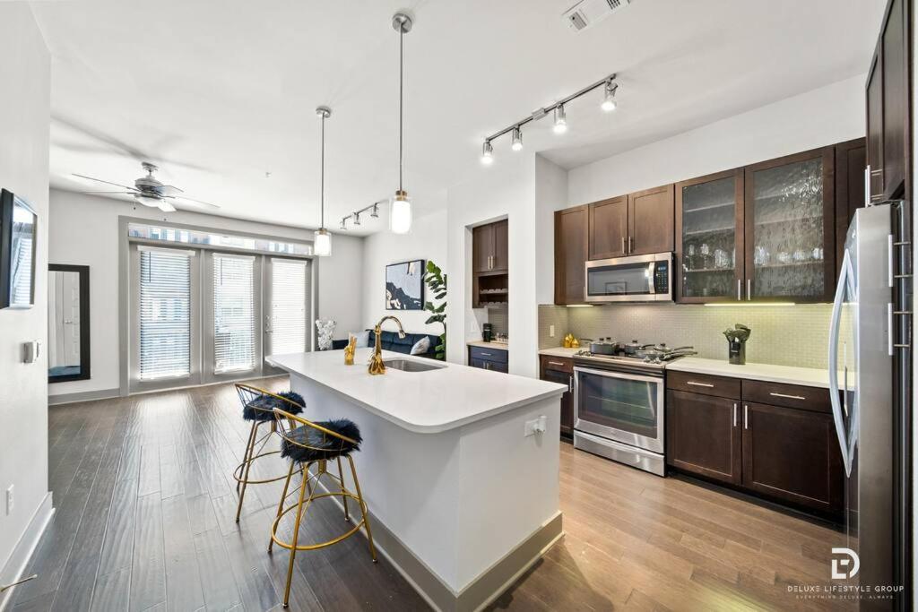 Apartment Downtown Deluxe King With Amenities, Pool And Free Parking *