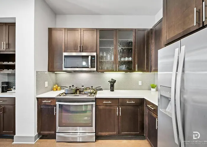 Downtown Houston Deluxe King Suite With Spa Amenities, Pool And Free Parking